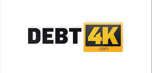 DEBT4k. Faszinierende Blondine mit lockigem Haar vom Schuldeneintreiber gefickt